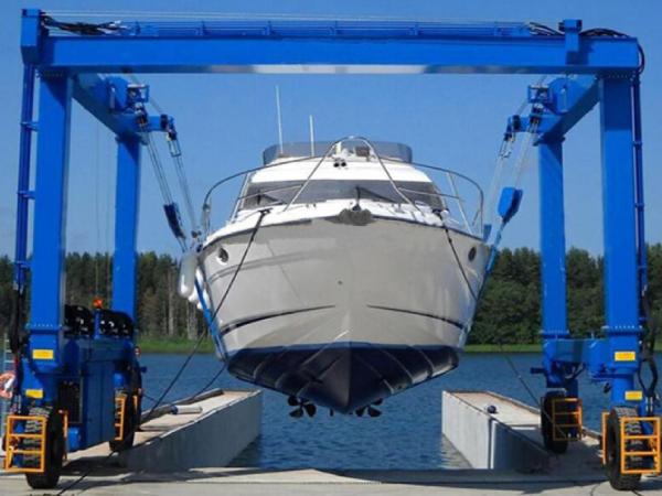 游艇吊如何應(yīng)對(duì)惡劣天氣和海況?